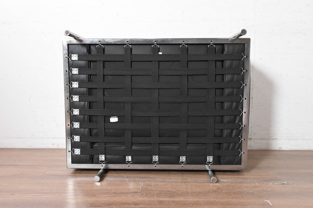 中古　美品　Cassina(カッシーナ)　ル・コルビュジエ(Le Corbusier)　LC3　GRAND CONFORT, GRAND MODELE(グランコンフォール グランモデル)　本革製　黒い張地と金属フレームの対比が際立つモダンな1人掛けソファ　定価約137万円　(R-090596)
