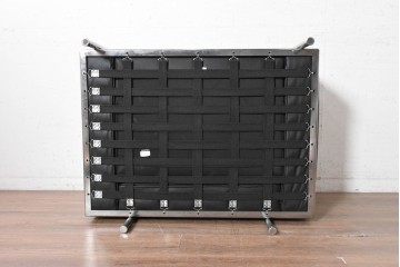 中古　美品　Cassina(カッシーナ)　ル・コルビュジエ(Le Corbusier)　LC3　GRAND CONFORT, GRAND MODELE(グランコンフォール グランモデル)　本革製　黒い張地と金属フレームの対比が際立つモダンな1人掛けソファ　定価約137万円　(R-090596)