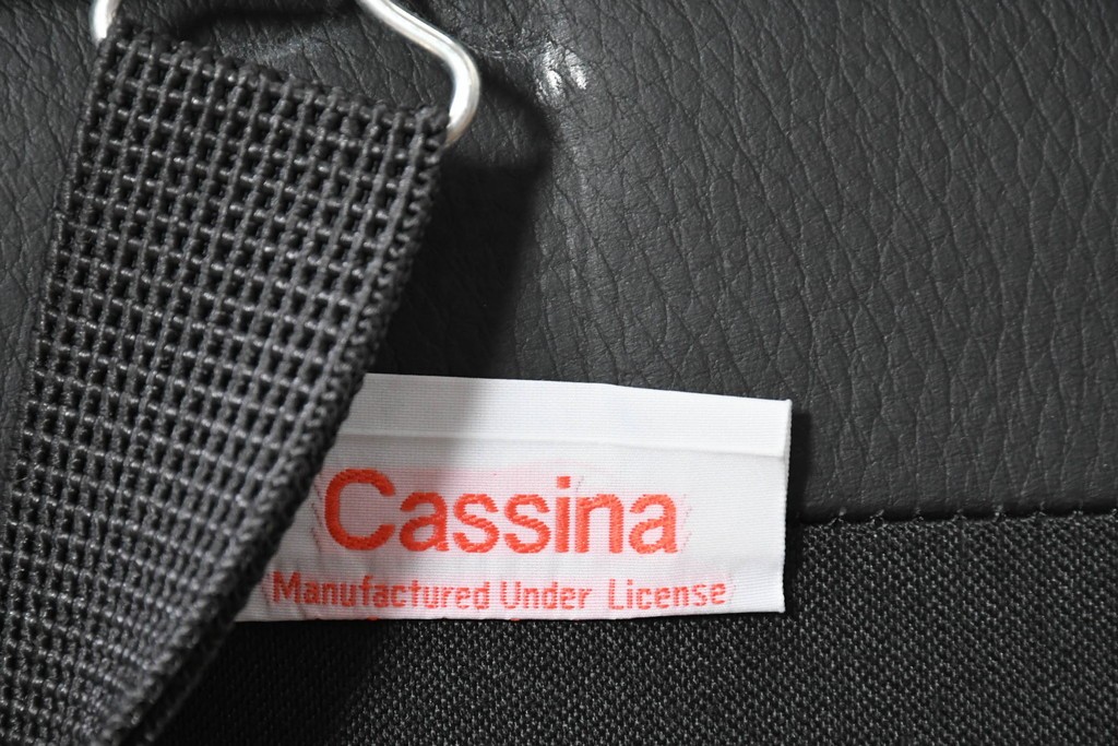 中古　美品　Cassina(カッシーナ)　ル・コルビュジエ(Le Corbusier)　LC3　GRAND CONFORT, GRAND MODELE(グランコンフォール グランモデル)　本革製　黒い張地と金属フレームの対比が際立つモダンな1人掛けソファ　定価約137万円　(R-090596)