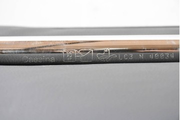 中古　美品　Cassina(カッシーナ)　ル・コルビュジエ(Le Corbusier)　LC3　GRAND CONFORT, GRAND MODELE(グランコンフォール グランモデル)　本革製　黒い張地と金属フレームの対比が際立つモダンな1人掛けソファ　定価約137万円　(R-090596)