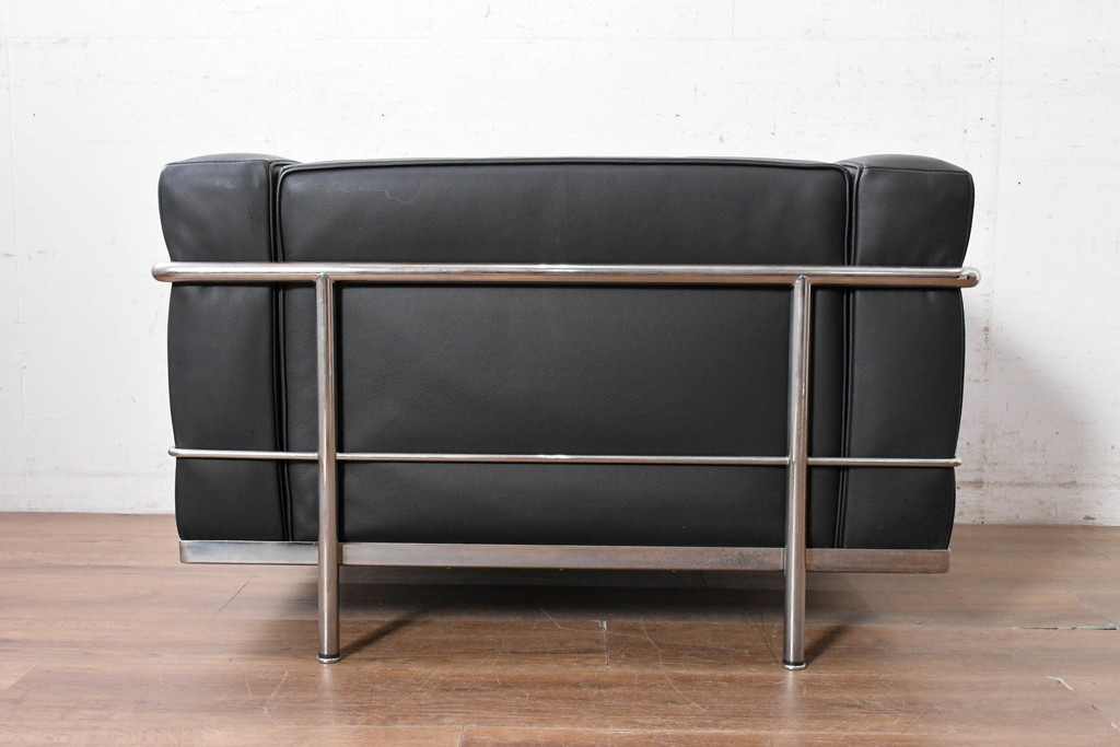 中古　美品　Cassina(カッシーナ)　ル・コルビュジエ(Le Corbusier)　LC3　GRAND CONFORT, GRAND MODELE(グランコンフォール グランモデル)　本革製　黒い張地と金属フレームの対比が際立つモダンな1人掛けソファ　定価約137万円　(R-090596)