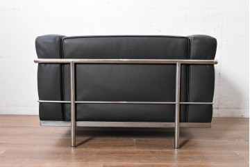 中古　美品　Cassina(カッシーナ)　ル・コルビュジエ(Le Corbusier)　LC3　GRAND CONFORT, GRAND MODELE(グランコンフォール グランモデル)　本革製　黒い張地と金属フレームの対比が際立つモダンな1人掛けソファ　定価約137万円　(R-090596)