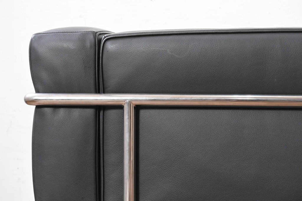 中古　美品　Cassina(カッシーナ)　ル・コルビュジエ(Le Corbusier)　LC3　GRAND CONFORT, GRAND MODELE(グランコンフォール グランモデル)　本革製　黒い張地と金属フレームの対比が際立つモダンな1人掛けソファ　定価約137万円　(R-090596)