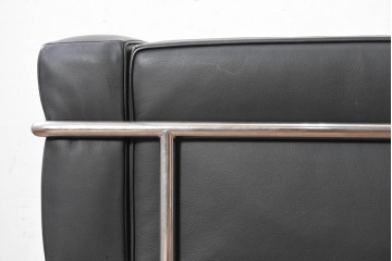 中古　美品　Cassina(カッシーナ)　ル・コルビュジエ(Le Corbusier)　LC3　GRAND CONFORT, GRAND MODELE(グランコンフォール グランモデル)　本革製　黒い張地と金属フレームの対比が際立つモダンな1人掛けソファ　定価約137万円　(R-090596)