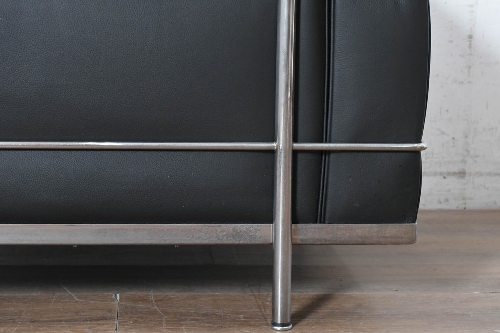 中古　美品　Cassina(カッシーナ)　ル・コルビュジエ(Le Corbusier)　LC3　GRAND CONFORT, GRAND MODELE(グランコンフォール グランモデル)　本革製　黒い張地と金属フレームの対比が際立つモダンな1人掛けソファ　定価約137万円　(R-090596)