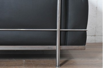 中古　美品　Cassina(カッシーナ)　ル・コルビュジエ(Le Corbusier)　LC3　GRAND CONFORT, GRAND MODELE(グランコンフォール グランモデル)　本革製　黒い張地と金属フレームの対比が際立つモダンな1人掛けソファ　定価約137万円　(R-090596)