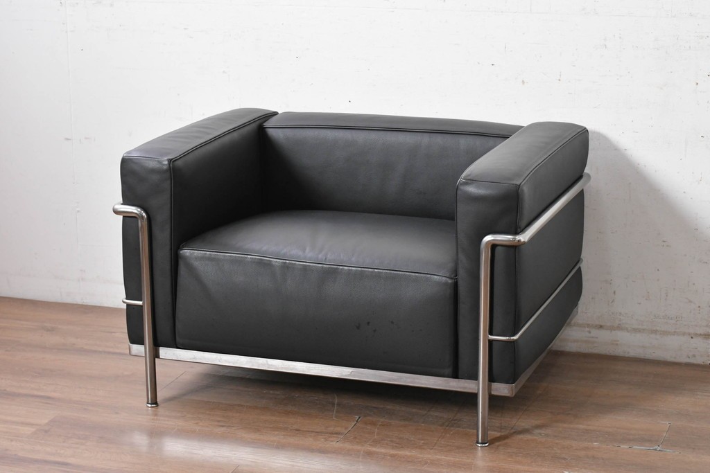 中古　美品　Cassina(カッシーナ)　ル・コルビュジエ(Le Corbusier)　LC3　GRAND CONFORT, GRAND MODELE(グランコンフォール グランモデル)　本革製　黒い張地と金属フレームの対比が際立つモダンな1人掛けソファ　定価約137万円　(R-090597)