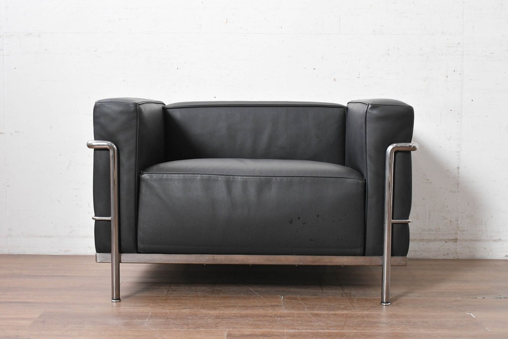 中古　美品　Cassina(カッシーナ)　ル・コルビュジエ(Le Corbusier)　LC3　GRAND CONFORT, GRAND MODELE(グランコンフォール グランモデル)　本革製　黒い張地と金属フレームの対比が際立つモダンな1人掛けソファ　定価約137万円　(R-090597)