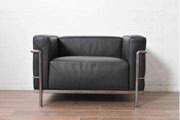 中古　美品　Cassina(カッシーナ)　ル・コルビュジエ(Le Corbusier)　LC3　GRAND CONFORT, GRAND MODELE(グランコンフォール グランモデル)　本革製　黒い張地と金属フレームの対比が際立つモダンな1人掛けソファ　定価約137万円　(R-090597)