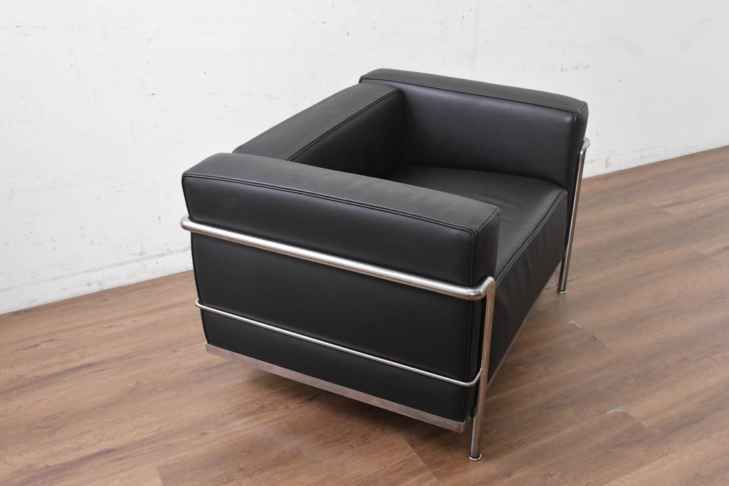 中古　美品　Cassina(カッシーナ)　ル・コルビュジエ(Le Corbusier)　LC3　GRAND CONFORT, GRAND MODELE(グランコンフォール グランモデル)　本革製　黒い張地と金属フレームの対比が際立つモダンな1人掛けソファ　定価約137万円　(R-090597)