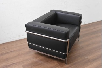 中古　美品　Cassina(カッシーナ)　ル・コルビュジエ(Le Corbusier)　LC3　GRAND CONFORT, GRAND MODELE(グランコンフォール グランモデル)　本革製　黒い張地と金属フレームの対比が際立つモダンな1人掛けソファ　定価約137万円　(R-090597)