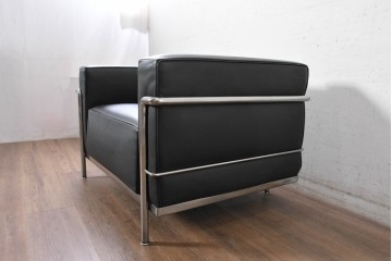 中古　美品　Cassina(カッシーナ)　ル・コルビュジエ(Le Corbusier)　LC3　GRAND CONFORT, GRAND MODELE(グランコンフォール グランモデル)　本革製　黒い張地と金属フレームの対比が際立つモダンな1人掛けソファ　定価約137万円　(R-090597)