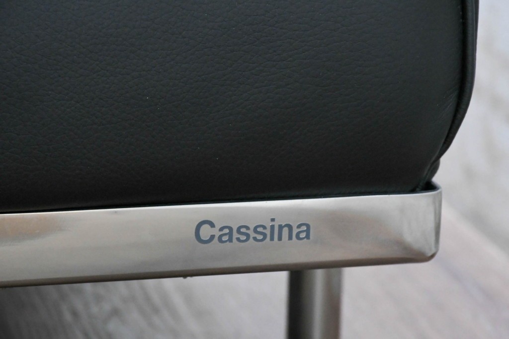 中古　美品　Cassina(カッシーナ)　ル・コルビュジエ(Le Corbusier)　LC3　GRAND CONFORT, GRAND MODELE(グランコンフォール グランモデル)　本革製　黒い張地と金属フレームの対比が際立つモダンな1人掛けソファ　定価約137万円　(R-090597)