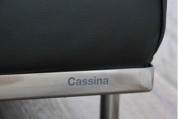 中古　美品　Cassina(カッシーナ)　ル・コルビュジエ(Le Corbusier)　LC3　GRAND CONFORT, GRAND MODELE(グランコンフォール グランモデル)　本革製　黒い張地と金属フレームの対比が際立つモダンな1人掛けソファ　定価約137万円　(R-090597)