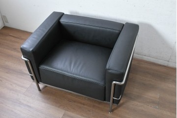 中古　美品　Cassina(カッシーナ)　ル・コルビュジエ(Le Corbusier)　LC3　GRAND CONFORT, GRAND MODELE(グランコンフォール グランモデル)　本革製　黒い張地と金属フレームの対比が際立つモダンな1人掛けソファ　定価約137万円　(R-090597)