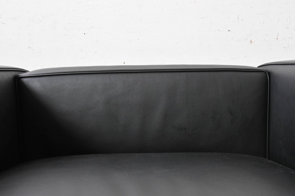 中古　美品　Cassina(カッシーナ)　ル・コルビュジエ(Le Corbusier)　LC3　GRAND CONFORT, GRAND MODELE(グランコンフォール グランモデル)　本革製　黒い張地と金属フレームの対比が際立つモダンな1人掛けソファ　定価約137万円　(R-090597)