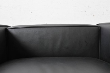中古　美品　Cassina(カッシーナ)　ル・コルビュジエ(Le Corbusier)　LC3　GRAND CONFORT, GRAND MODELE(グランコンフォール グランモデル)　本革製　黒い張地と金属フレームの対比が際立つモダンな1人掛けソファ　定価約137万円　(R-090597)