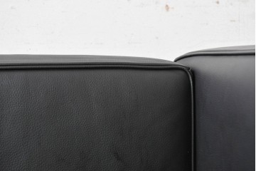中古　美品　Cassina(カッシーナ)　ル・コルビュジエ(Le Corbusier)　LC3　GRAND CONFORT, GRAND MODELE(グランコンフォール グランモデル)　本革製　黒い張地と金属フレームの対比が際立つモダンな1人掛けソファ　定価約137万円　(R-090597)