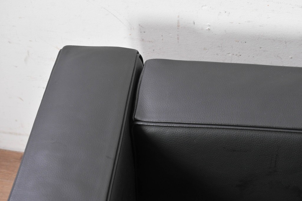 中古　美品　Cassina(カッシーナ)　ル・コルビュジエ(Le Corbusier)　LC3　GRAND CONFORT, GRAND MODELE(グランコンフォール グランモデル)　本革製　黒い張地と金属フレームの対比が際立つモダンな1人掛けソファ　定価約137万円　(R-090597)