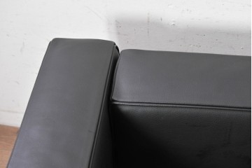 中古　美品　Cassina(カッシーナ)　ル・コルビュジエ(Le Corbusier)　LC3　GRAND CONFORT, GRAND MODELE(グランコンフォール グランモデル)　本革製　黒い張地と金属フレームの対比が際立つモダンな1人掛けソファ　定価約137万円　(R-090597)