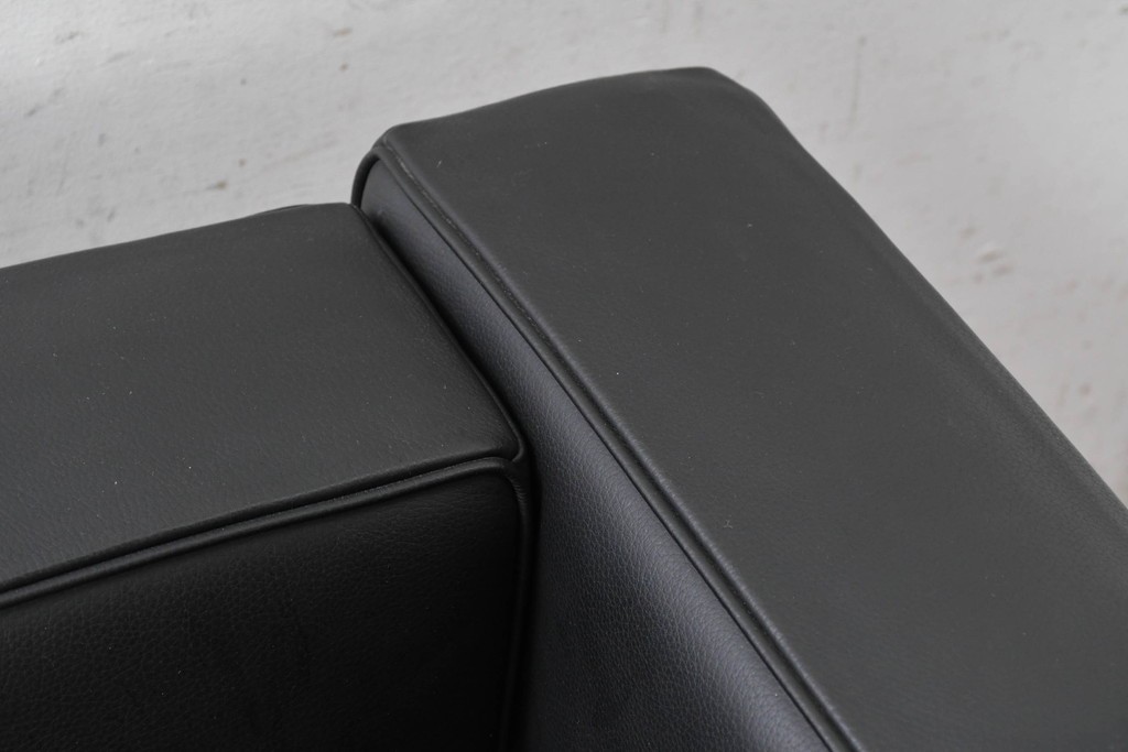 中古　美品　Cassina(カッシーナ)　ル・コルビュジエ(Le Corbusier)　LC3　GRAND CONFORT, GRAND MODELE(グランコンフォール グランモデル)　本革製　黒い張地と金属フレームの対比が際立つモダンな1人掛けソファ　定価約137万円　(R-090597)