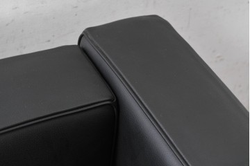 中古　美品　Cassina(カッシーナ)　ル・コルビュジエ(Le Corbusier)　LC3　GRAND CONFORT, GRAND MODELE(グランコンフォール グランモデル)　本革製　黒い張地と金属フレームの対比が際立つモダンな1人掛けソファ　定価約137万円　(R-090597)