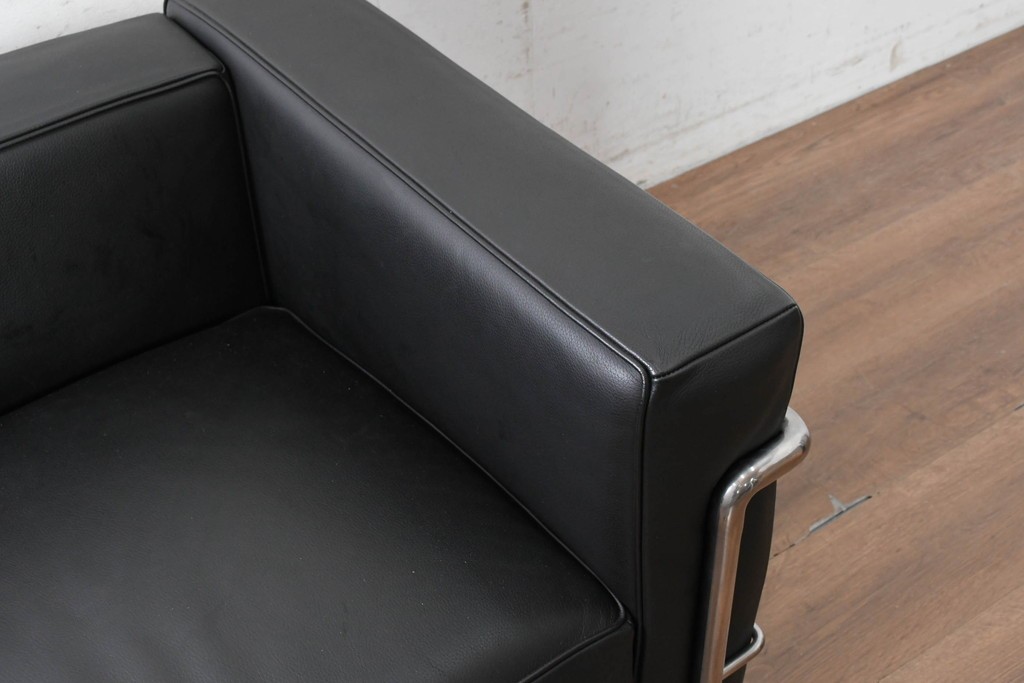 中古　美品　Cassina(カッシーナ)　ル・コルビュジエ(Le Corbusier)　LC3　GRAND CONFORT, GRAND MODELE(グランコンフォール グランモデル)　本革製　黒い張地と金属フレームの対比が際立つモダンな1人掛けソファ　定価約137万円　(R-090597)
