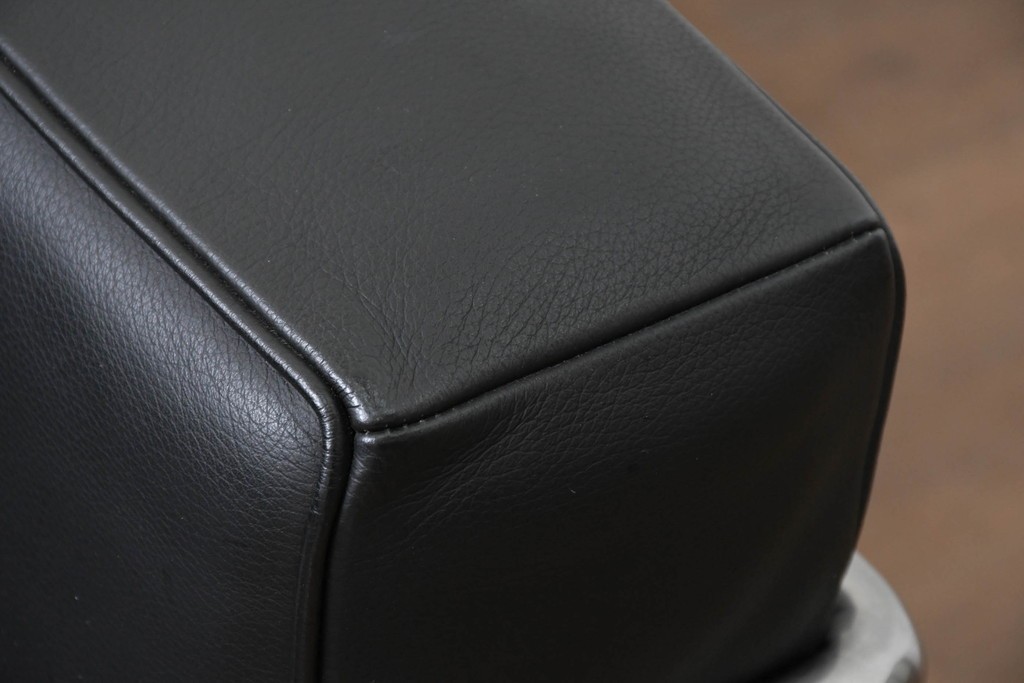 中古　美品　Cassina(カッシーナ)　ル・コルビュジエ(Le Corbusier)　LC3　GRAND CONFORT, GRAND MODELE(グランコンフォール グランモデル)　本革製　黒い張地と金属フレームの対比が際立つモダンな1人掛けソファ　定価約137万円　(R-090597)