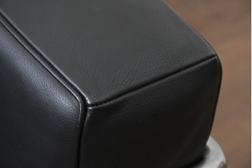 中古　美品　Cassina(カッシーナ)　ル・コルビュジエ(Le Corbusier)　LC3　GRAND CONFORT, GRAND MODELE(グランコンフォール グランモデル)　本革製　黒い張地と金属フレームの対比が際立つモダンな1人掛けソファ　定価約137万円　(R-090597)