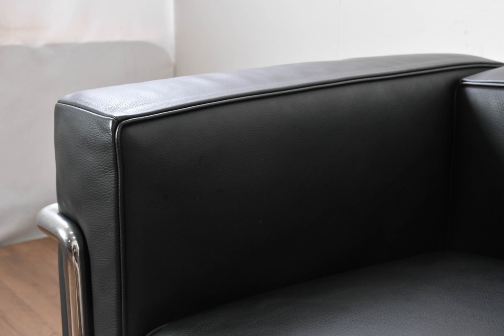 中古　美品　Cassina(カッシーナ)　ル・コルビュジエ(Le Corbusier)　LC3　GRAND CONFORT, GRAND MODELE(グランコンフォール グランモデル)　本革製　黒い張地と金属フレームの対比が際立つモダンな1人掛けソファ　定価約137万円　(R-090597)