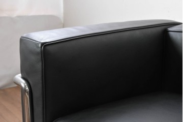中古　美品　Cassina(カッシーナ)　ル・コルビュジエ(Le Corbusier)　LC3　GRAND CONFORT, GRAND MODELE(グランコンフォール グランモデル)　本革製　黒い張地と金属フレームの対比が際立つモダンな1人掛けソファ　定価約137万円　(R-090597)