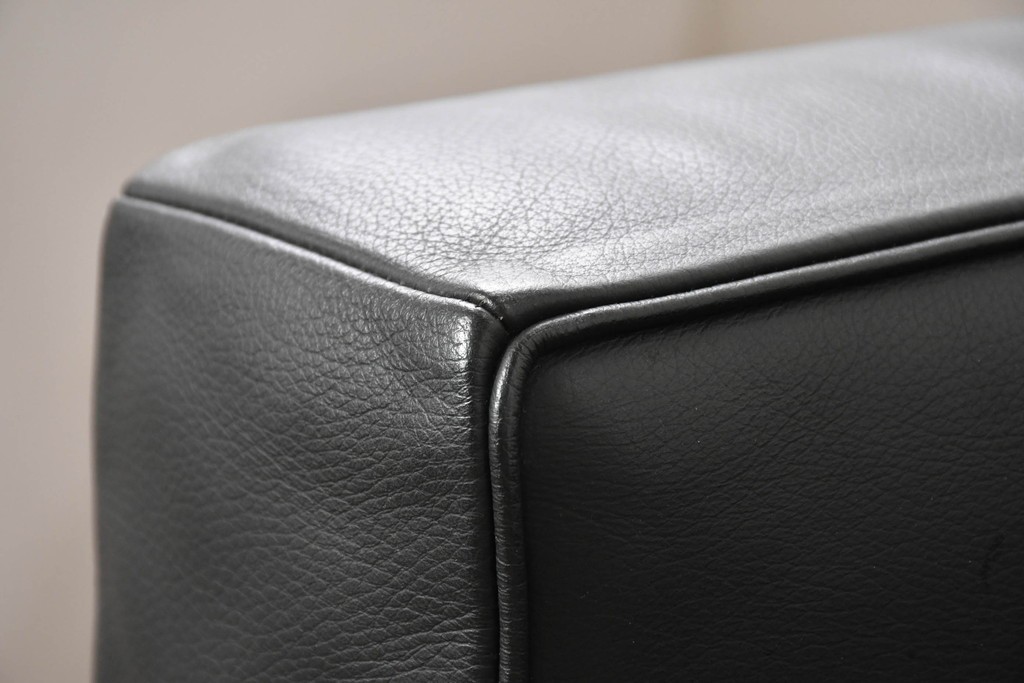 中古　美品　Cassina(カッシーナ)　ル・コルビュジエ(Le Corbusier)　LC3　GRAND CONFORT, GRAND MODELE(グランコンフォール グランモデル)　本革製　黒い張地と金属フレームの対比が際立つモダンな1人掛けソファ　定価約137万円　(R-090597)