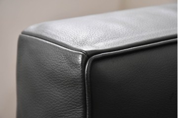 中古　美品　Cassina(カッシーナ)　ル・コルビュジエ(Le Corbusier)　LC3　GRAND CONFORT, GRAND MODELE(グランコンフォール グランモデル)　本革製　黒い張地と金属フレームの対比が際立つモダンな1人掛けソファ　定価約137万円　(R-090597)
