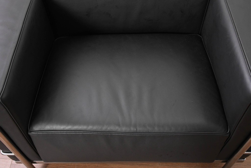 中古　美品　Cassina(カッシーナ)　ル・コルビュジエ(Le Corbusier)　LC3　GRAND CONFORT, GRAND MODELE(グランコンフォール グランモデル)　本革製　黒い張地と金属フレームの対比が際立つモダンな1人掛けソファ　定価約137万円　(R-090597)
