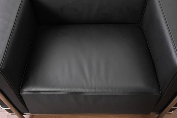 中古　美品　Cassina(カッシーナ)　ル・コルビュジエ(Le Corbusier)　LC3　GRAND CONFORT, GRAND MODELE(グランコンフォール グランモデル)　本革製　黒い張地と金属フレームの対比が際立つモダンな1人掛けソファ　定価約137万円　(R-090597)