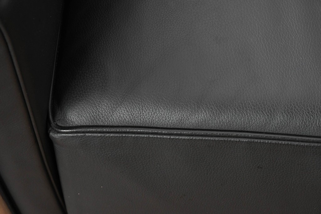 中古　美品　Cassina(カッシーナ)　ル・コルビュジエ(Le Corbusier)　LC3　GRAND CONFORT, GRAND MODELE(グランコンフォール グランモデル)　本革製　黒い張地と金属フレームの対比が際立つモダンな1人掛けソファ　定価約137万円　(R-090597)