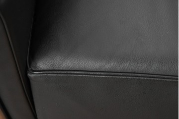 中古　美品　Cassina(カッシーナ)　ル・コルビュジエ(Le Corbusier)　LC3　GRAND CONFORT, GRAND MODELE(グランコンフォール グランモデル)　本革製　黒い張地と金属フレームの対比が際立つモダンな1人掛けソファ　定価約137万円　(R-090597)