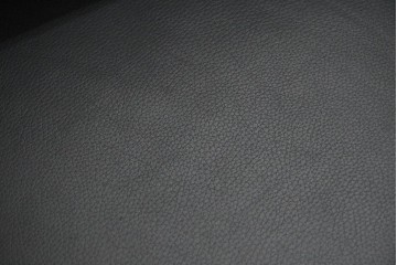 中古　美品　Cassina(カッシーナ)　ル・コルビュジエ(Le Corbusier)　LC3　GRAND CONFORT, GRAND MODELE(グランコンフォール グランモデル)　本革製　黒い張地と金属フレームの対比が際立つモダンな1人掛けソファ　定価約137万円　(R-090597)