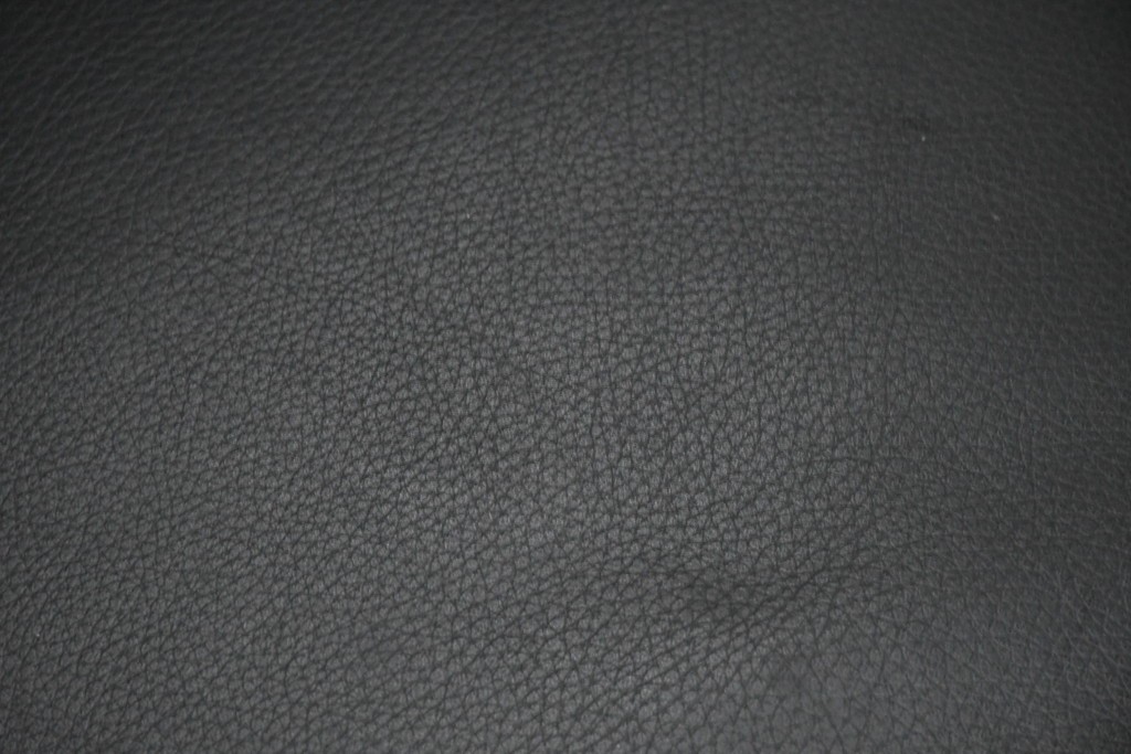 中古　美品　Cassina(カッシーナ)　ル・コルビュジエ(Le Corbusier)　LC3　GRAND CONFORT, GRAND MODELE(グランコンフォール グランモデル)　本革製　黒い張地と金属フレームの対比が際立つモダンな1人掛けソファ　定価約137万円　(R-090597)