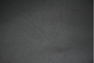 中古　美品　Cassina(カッシーナ)　ル・コルビュジエ(Le Corbusier)　LC3　GRAND CONFORT, GRAND MODELE(グランコンフォール グランモデル)　本革製　黒い張地と金属フレームの対比が際立つモダンな1人掛けソファ　定価約137万円　(R-090597)