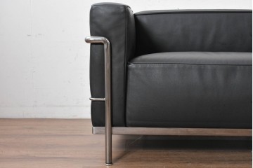 中古　美品　Cassina(カッシーナ)　ル・コルビュジエ(Le Corbusier)　LC3　GRAND CONFORT, GRAND MODELE(グランコンフォール グランモデル)　本革製　黒い張地と金属フレームの対比が際立つモダンな1人掛けソファ　定価約137万円　(R-090597)