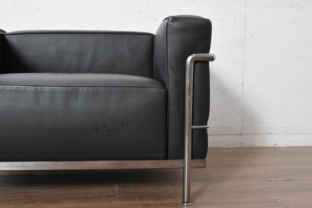 中古　美品　Cassina(カッシーナ)　ル・コルビュジエ(Le Corbusier)　LC3　GRAND CONFORT, GRAND MODELE(グランコンフォール グランモデル)　本革製　黒い張地と金属フレームの対比が際立つモダンな1人掛けソファ　定価約137万円　(R-090597)
