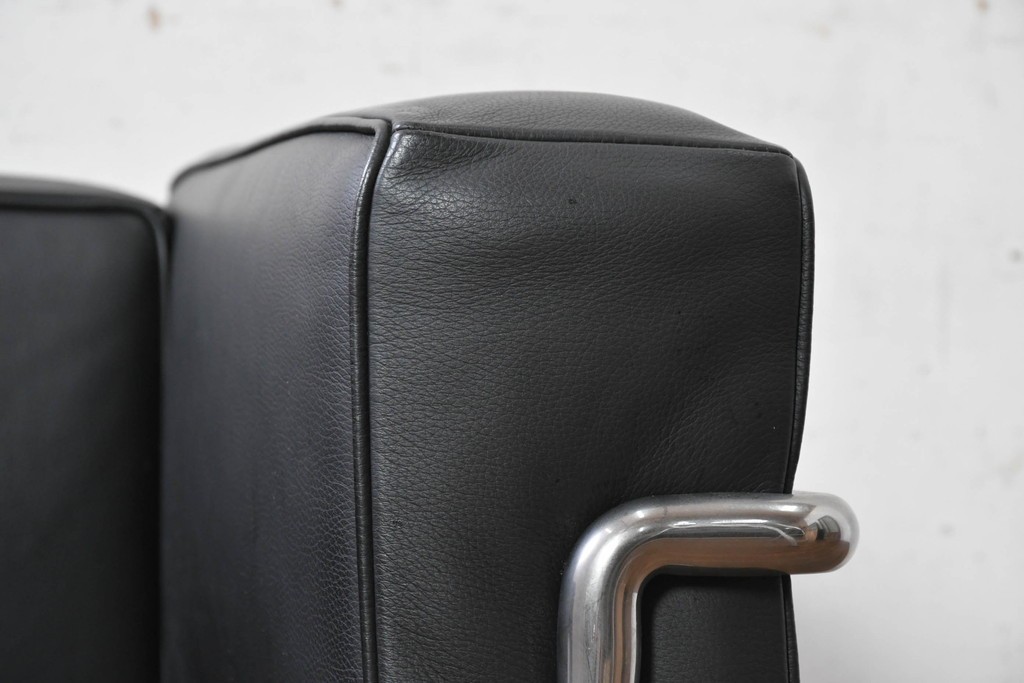 中古　美品　Cassina(カッシーナ)　ル・コルビュジエ(Le Corbusier)　LC3　GRAND CONFORT, GRAND MODELE(グランコンフォール グランモデル)　本革製　黒い張地と金属フレームの対比が際立つモダンな1人掛けソファ　定価約137万円　(R-090597)