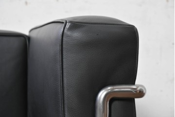 中古　美品　Cassina(カッシーナ)　ル・コルビュジエ(Le Corbusier)　LC3　GRAND CONFORT, GRAND MODELE(グランコンフォール グランモデル)　本革製　黒い張地と金属フレームの対比が際立つモダンな1人掛けソファ　定価約137万円　(R-090597)