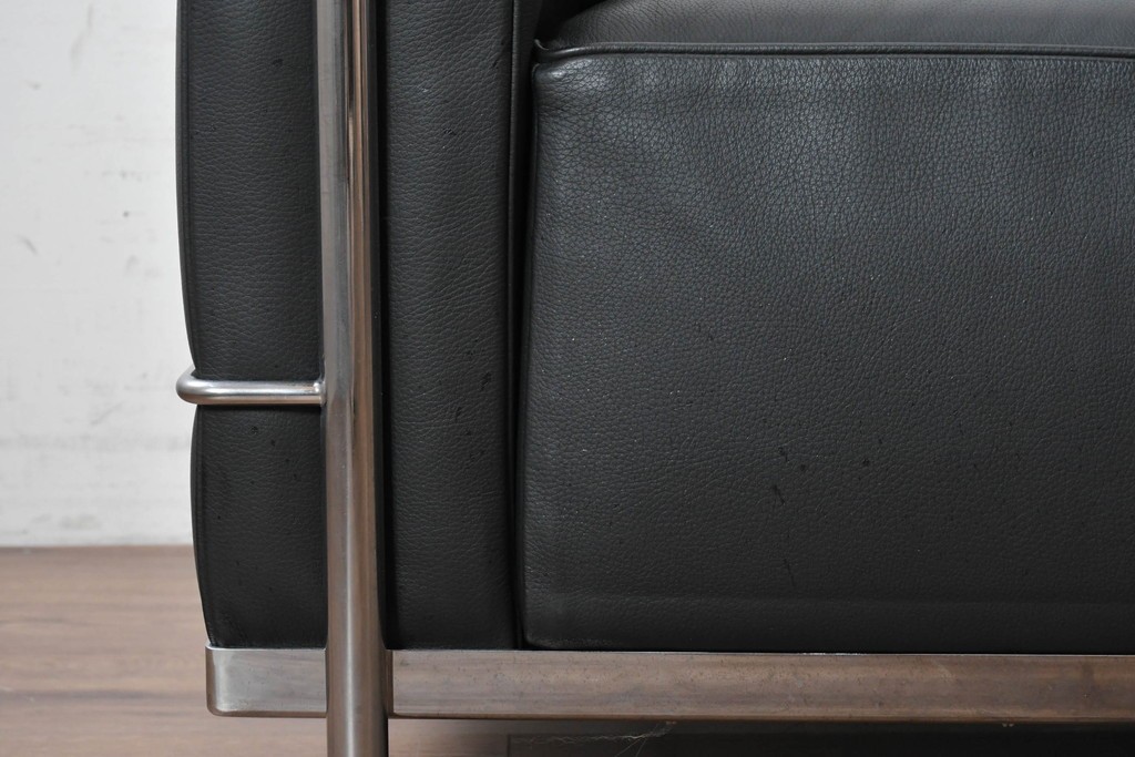 中古　美品　Cassina(カッシーナ)　ル・コルビュジエ(Le Corbusier)　LC3　GRAND CONFORT, GRAND MODELE(グランコンフォール グランモデル)　本革製　黒い張地と金属フレームの対比が際立つモダンな1人掛けソファ　定価約137万円　(R-090597)