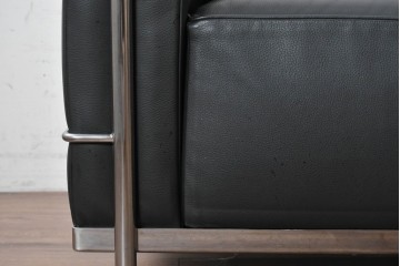中古　美品　Cassina(カッシーナ)　ル・コルビュジエ(Le Corbusier)　LC3　GRAND CONFORT, GRAND MODELE(グランコンフォール グランモデル)　本革製　黒い張地と金属フレームの対比が際立つモダンな1人掛けソファ　定価約137万円　(R-090597)