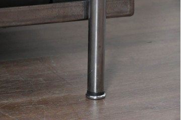 中古　美品　Cassina(カッシーナ)　ル・コルビュジエ(Le Corbusier)　LC3　GRAND CONFORT, GRAND MODELE(グランコンフォール グランモデル)　本革製　黒い張地と金属フレームの対比が際立つモダンな1人掛けソファ　定価約137万円　(R-090597)