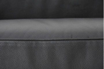中古　美品　Cassina(カッシーナ)　ル・コルビュジエ(Le Corbusier)　LC3　GRAND CONFORT, GRAND MODELE(グランコンフォール グランモデル)　本革製　黒い張地と金属フレームの対比が際立つモダンな1人掛けソファ　定価約137万円　(R-090597)
