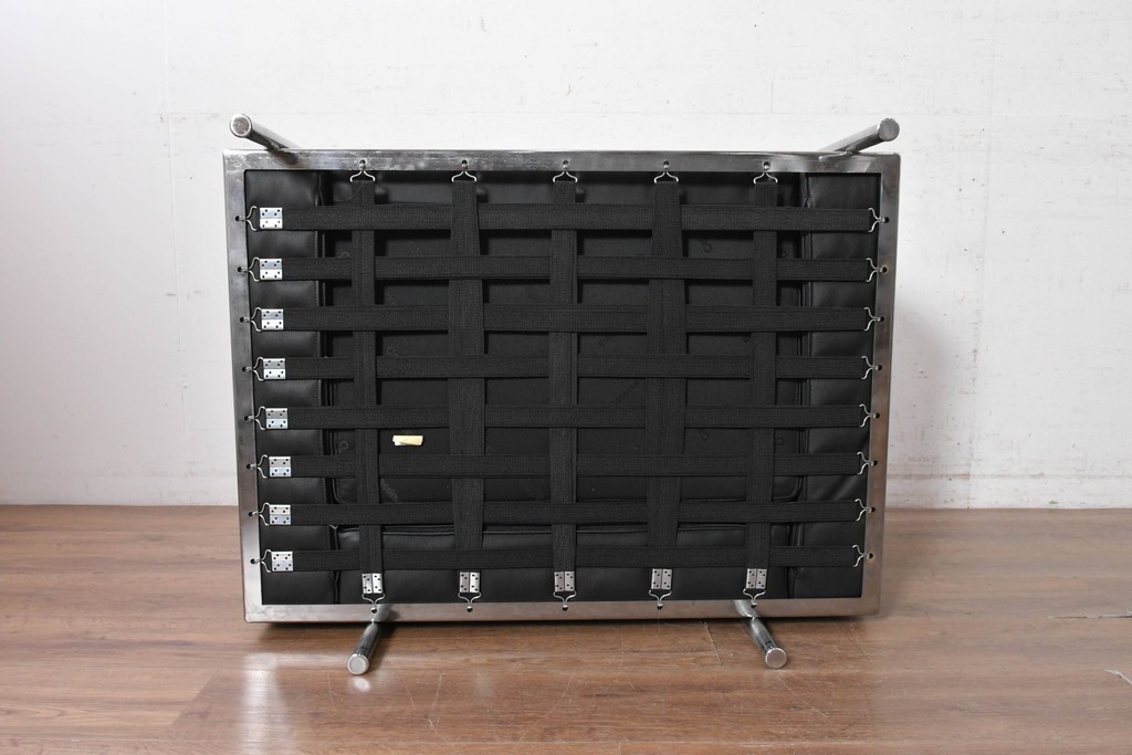 中古　美品　Cassina(カッシーナ)　ル・コルビュジエ(Le Corbusier)　LC3　GRAND CONFORT, GRAND MODELE(グランコンフォール グランモデル)　本革製　黒い張地と金属フレームの対比が際立つモダンな1人掛けソファ　定価約137万円　(R-090597)