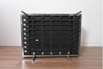 中古　美品　Cassina(カッシーナ)　ル・コルビュジエ(Le Corbusier)　LC3　GRAND CONFORT, GRAND MODELE(グランコンフォール グランモデル)　本革製　黒い張地と金属フレームの対比が際立つモダンな1人掛けソファ　定価約137万円　(R-090597)